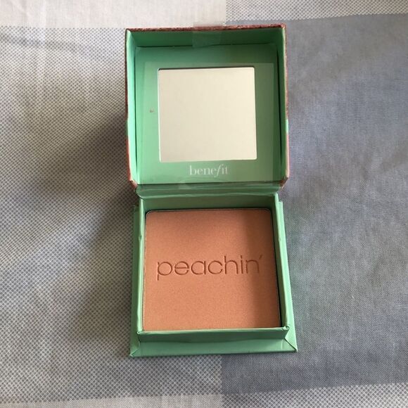 Benefit WANDERful Silky Soft Blush in Peachin’ NIB - Picture 4 of 4